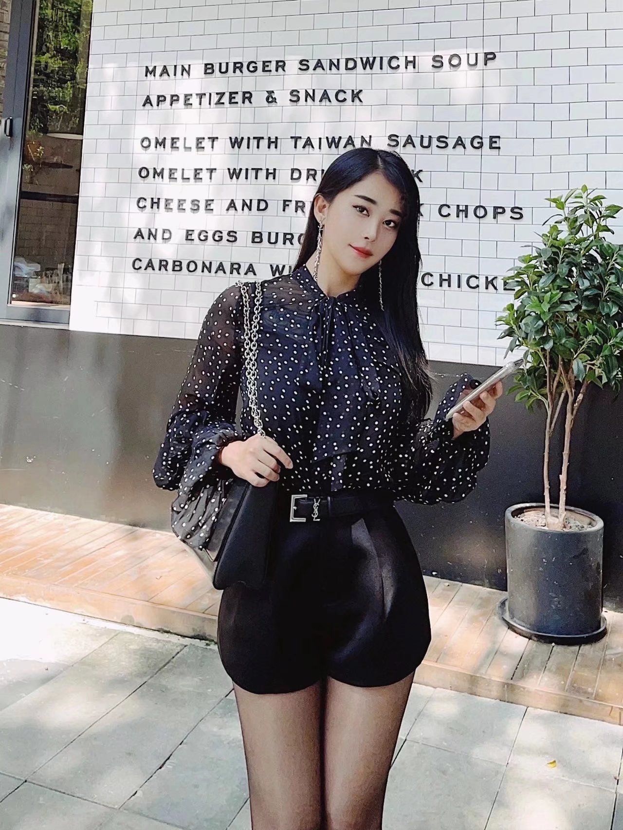 张贺玉台北街头写真：黑色波点衬衫下的翘臀与杨柳腰，性感魅惑，令人心动