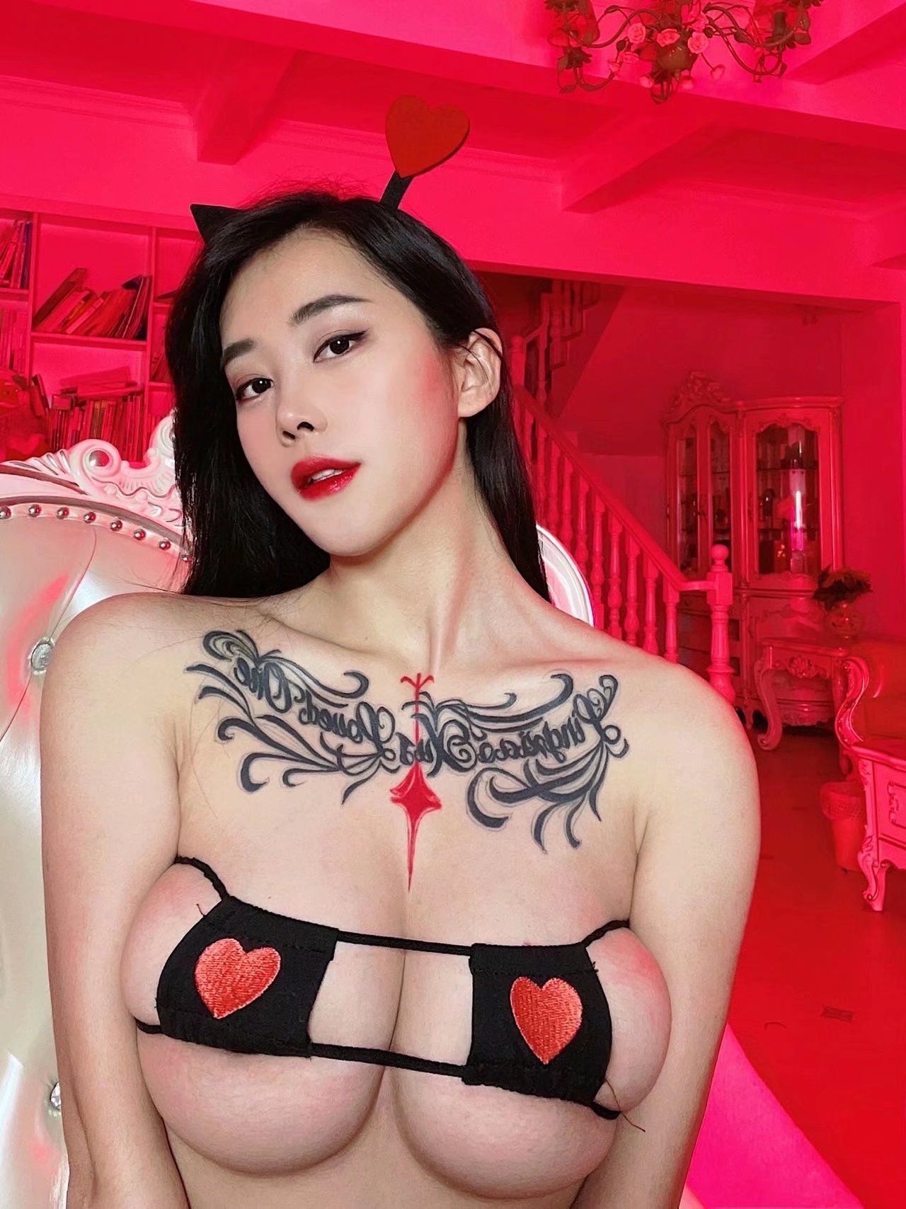 张贺玉翘臀杨柳腰风情写真：粉红魅影中的性感尤物，极致诱惑，让人心跳加速 Zhan