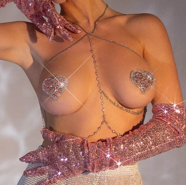 让人JJ大动的金发洋妞配乳贴 Blonde girl with breasts