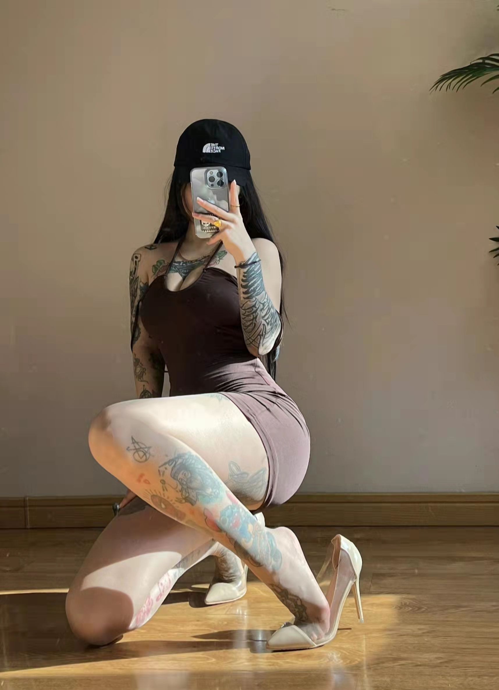 老王，午后阳光下的性感尤物：纹身女孩的诱惑自拍 Lao Wang, sexy b