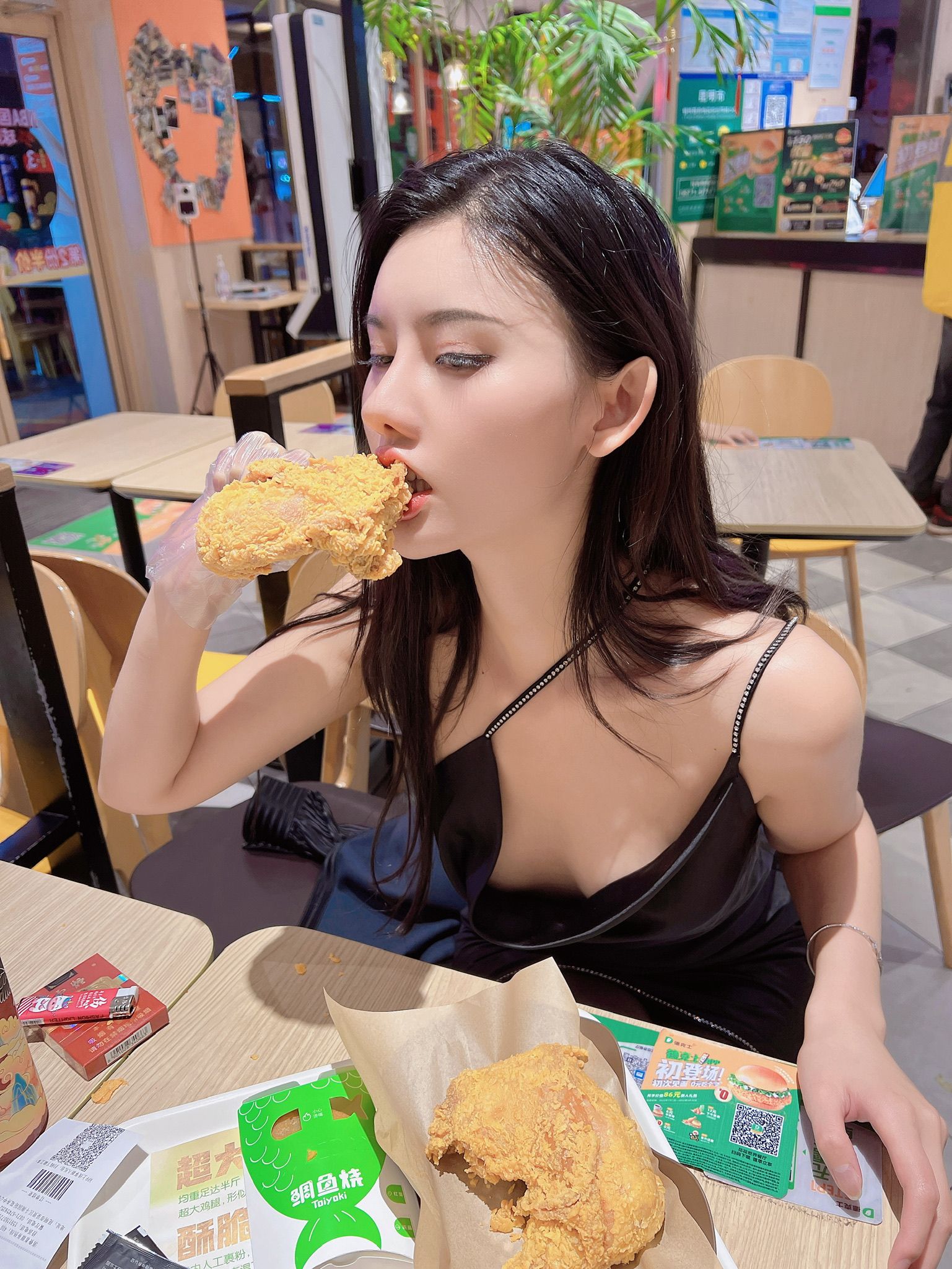 昆明阿朱餐厅性感照：吊带裙炸鸡诱惑，锁骨曲线毕露，撩人魅惑