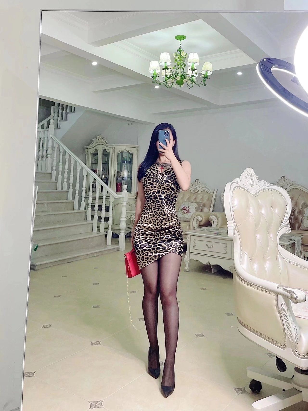 张贺玉翘臀杨柳腰性感写真：豹纹短裙下的极致诱惑