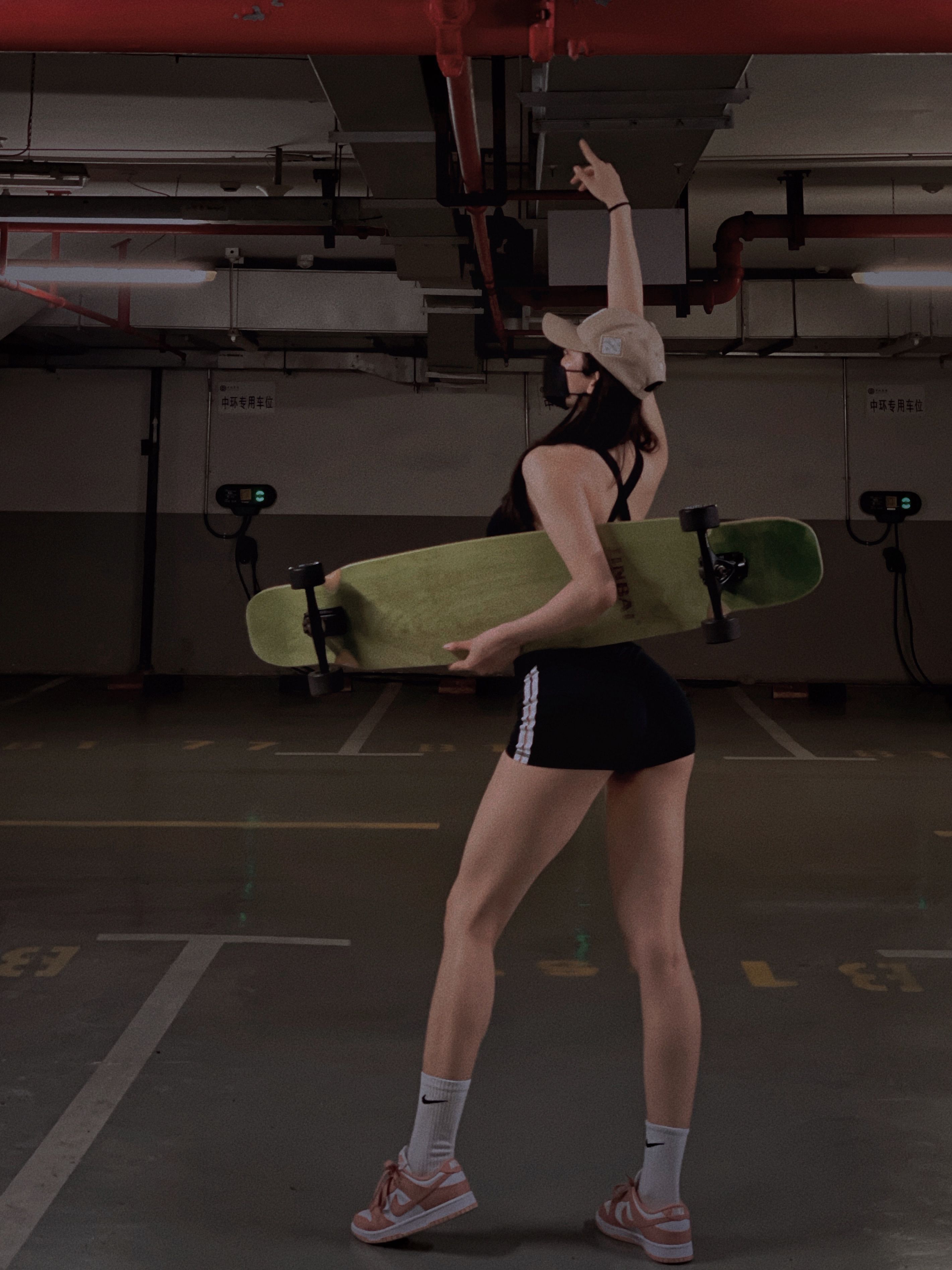 刘太阳停车场性感写真：高挑美女滑板诱惑，曼妙身姿点燃夜色 Liu Taiyang