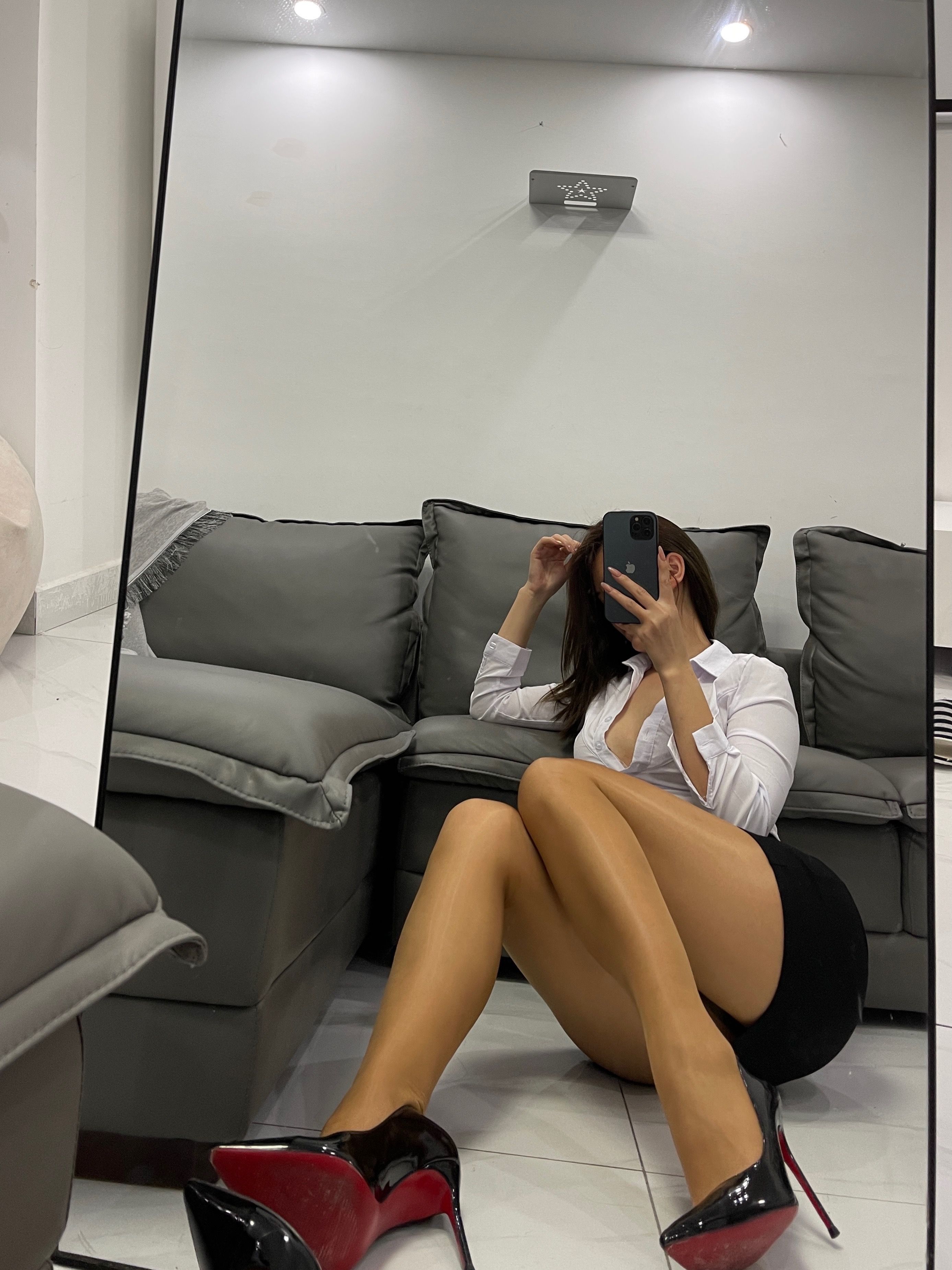 陈佩奇米兰性感写真：白衬衫黑短裙下的极致诱惑，丝袜美腿勾勒曼妙曲线 Sexy p