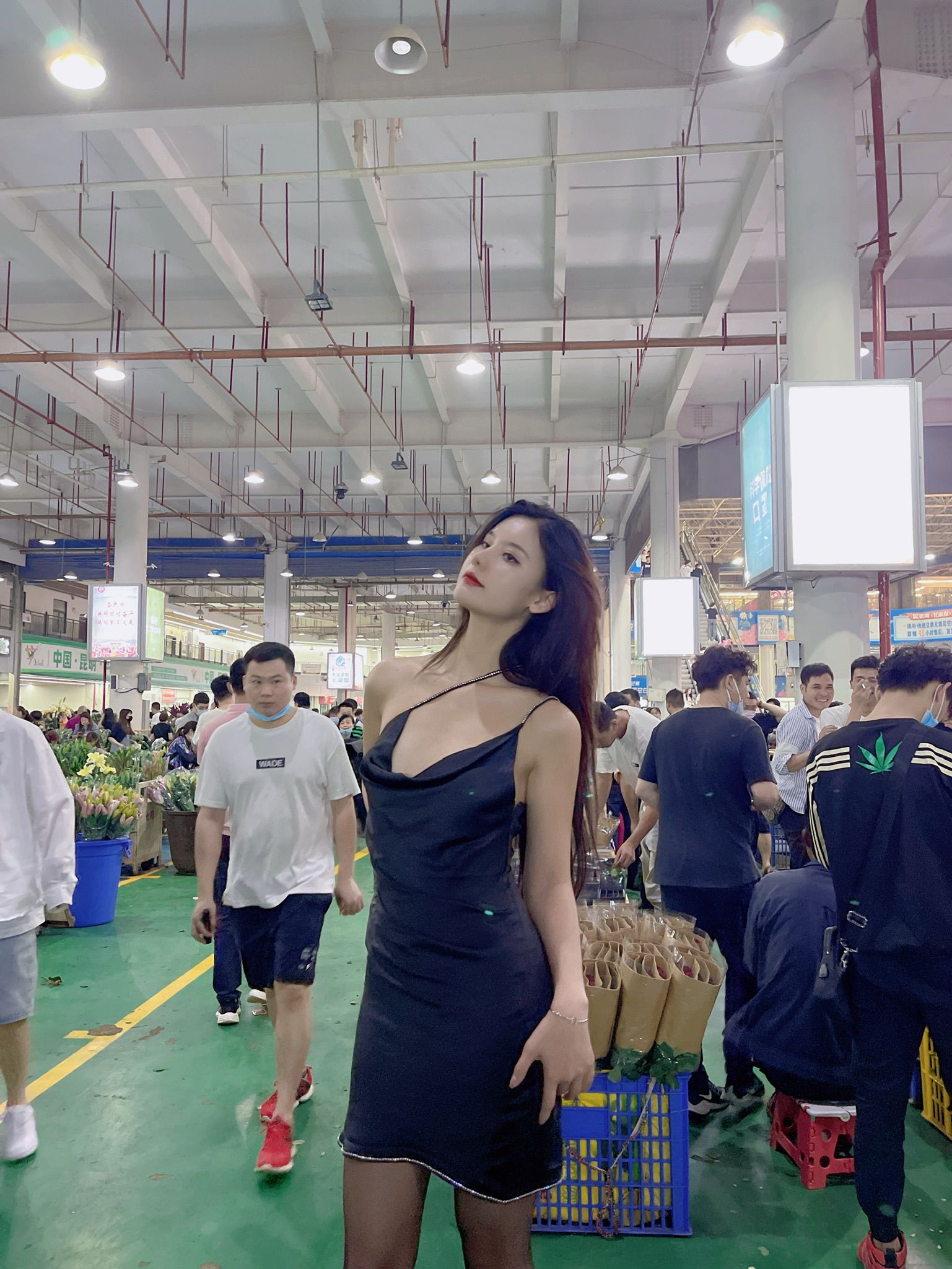 昆明花市偶遇阿朱，丝袜美腿，黑色吊带短裙，性感尤物，让人忍不住多看几眼！ I m