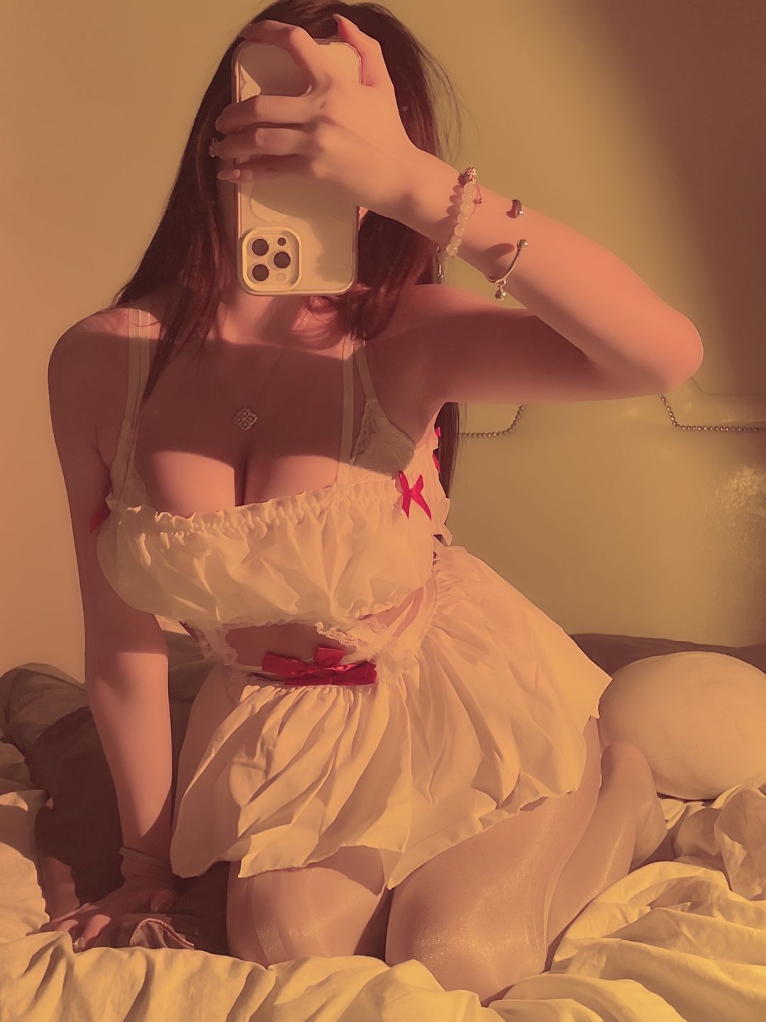 粉嫩睡衣美女私房照：深夜诱惑，极致体验 Private photo of a b