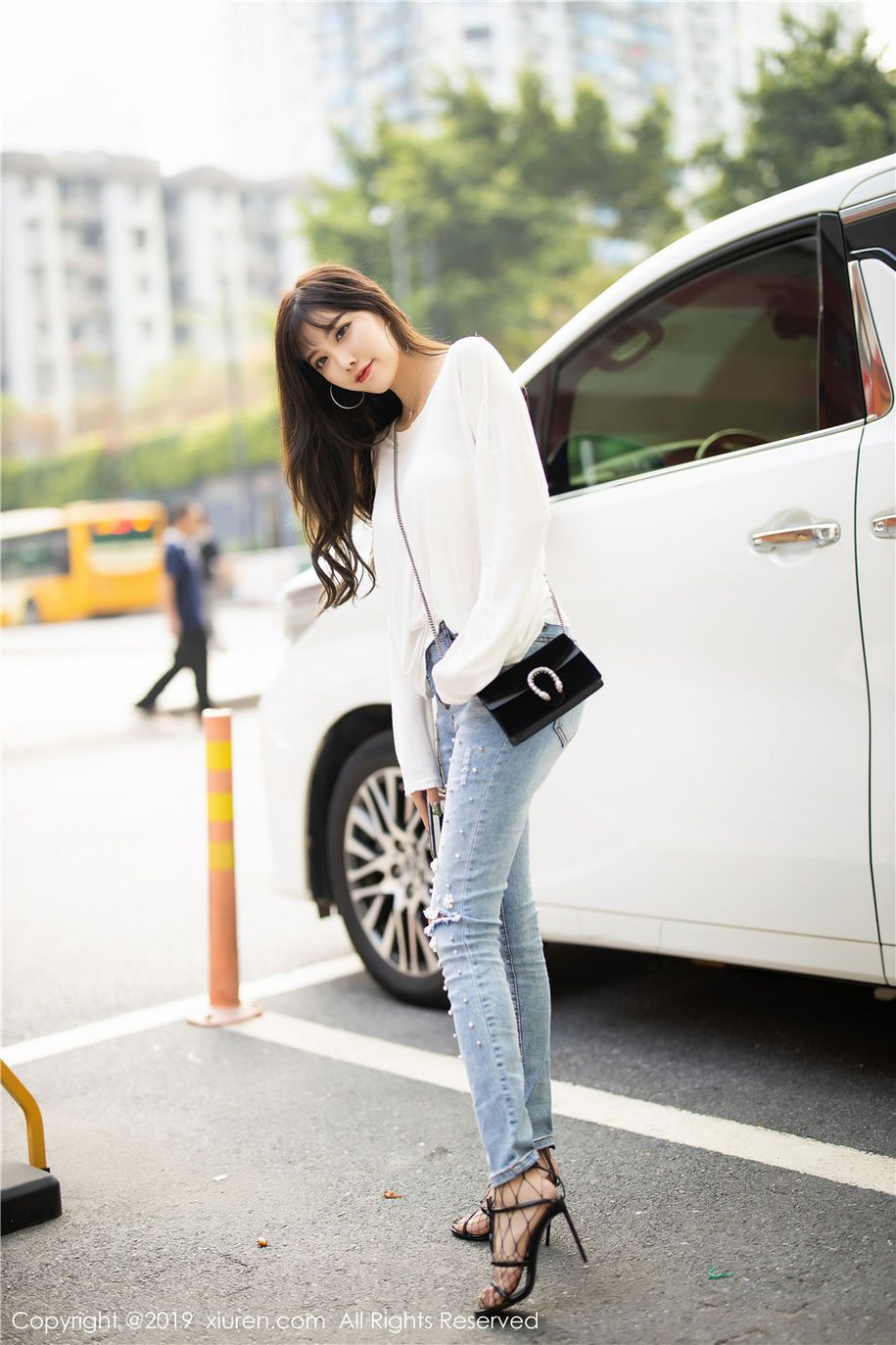 杨晨晨白衫牛仔裤诱惑写真：都市丽人香车旁的性感瞬间 Yang Chenchen'