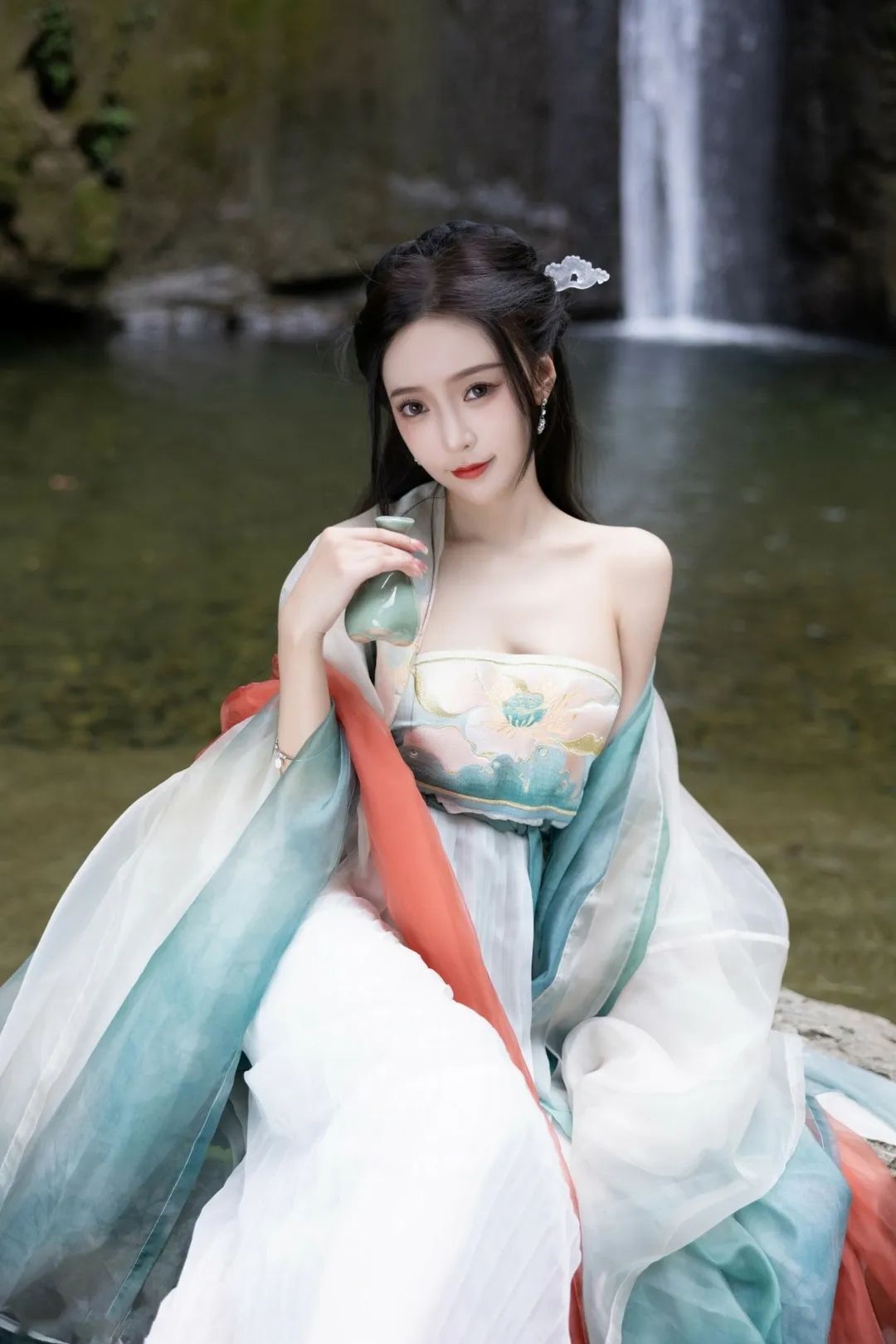 中国风汉服写真：瀑布边上的绝色佳人，轻纱遮掩下的曼妙身姿，酥胸半露，眼神勾魂摄魄