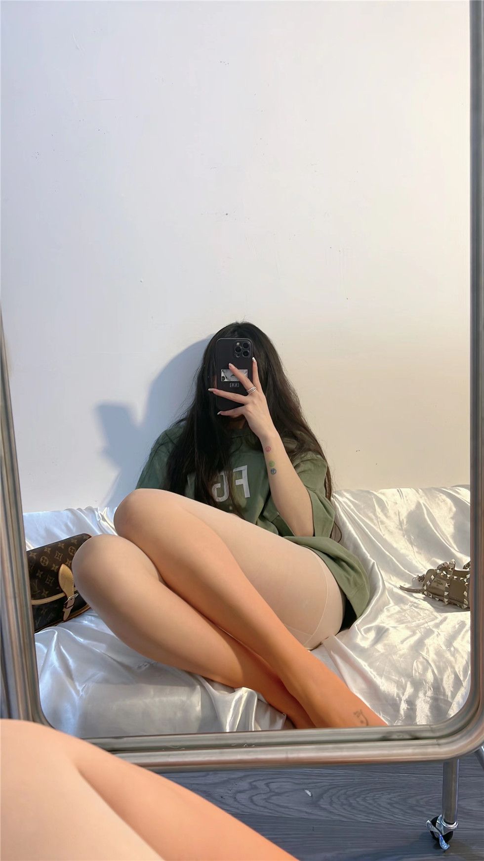 青春美少女搔首弄姿诱惑迷人 The beautiful young girl