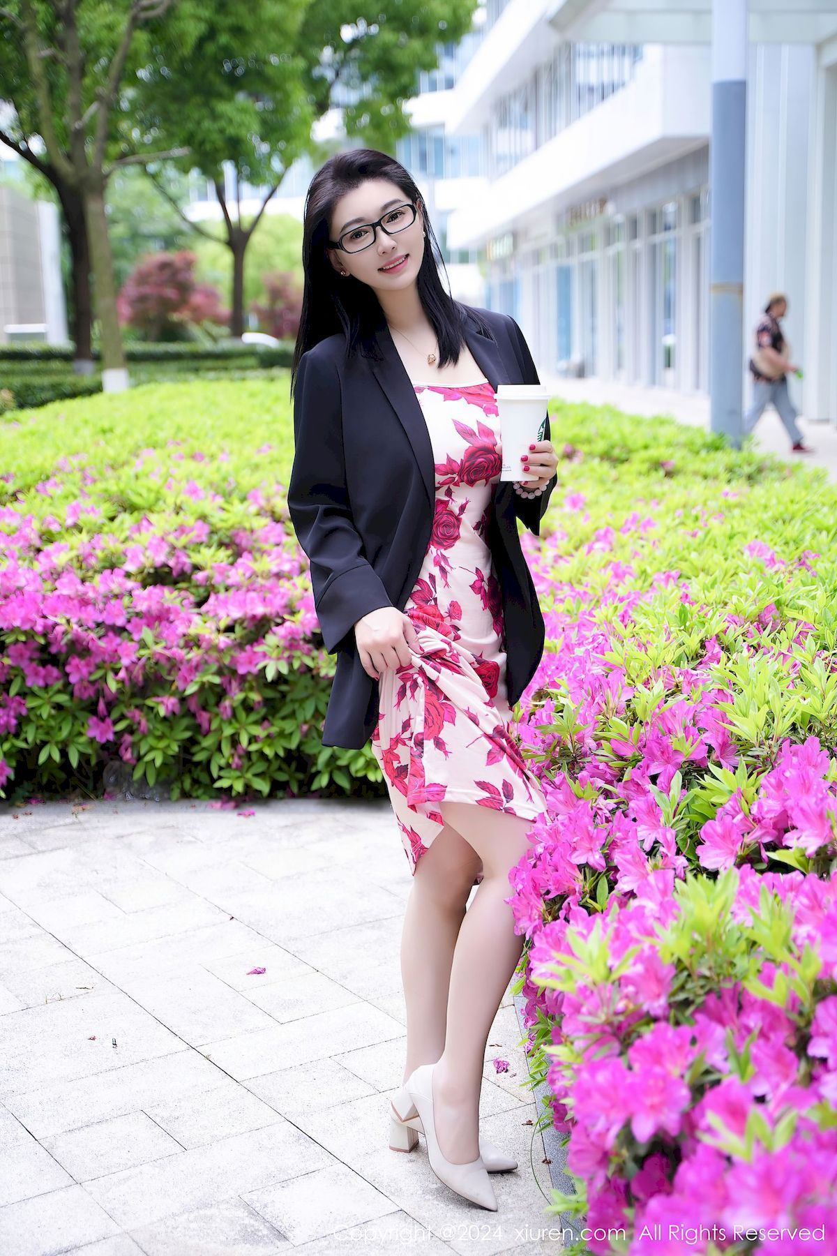 雅茹老师漫步花间身着优雅碎花长裙尽显都市风采 Teacher Yaru walk