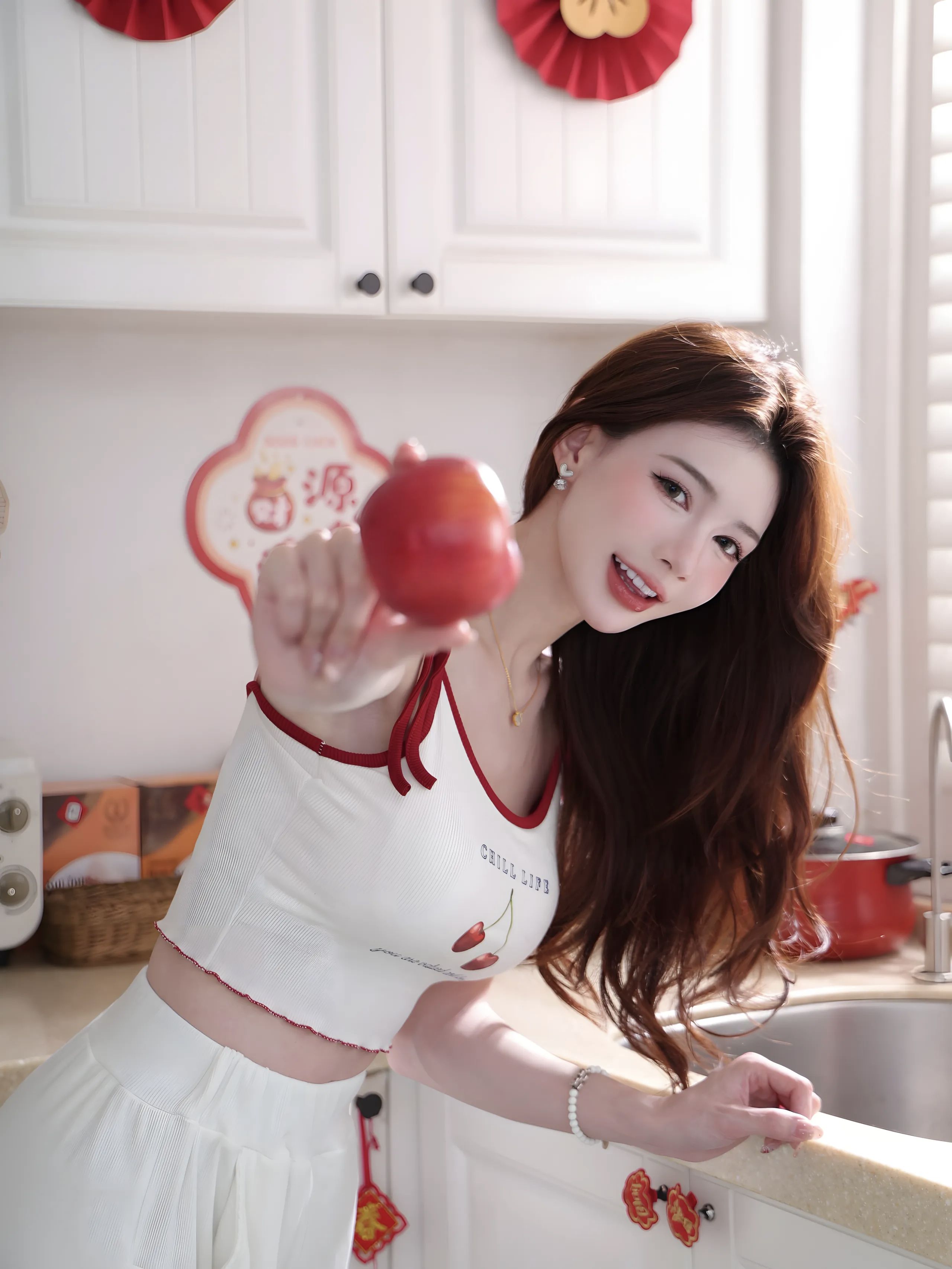 苹果美人祝平安 Apple beauty wishes peace