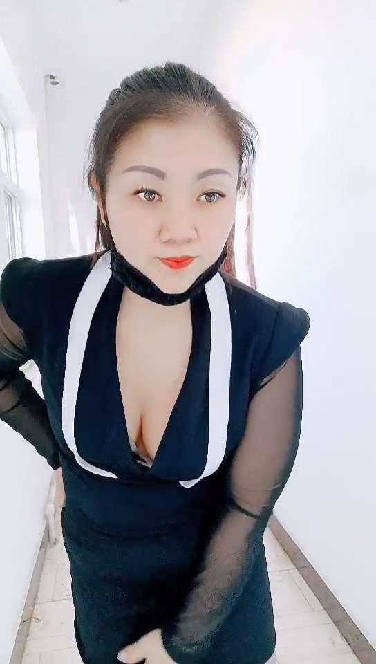 丝袜高跟露脸风骚的嫂子在楼道里让搞保洁的大爷过过瘾 The coquettish sisterinlaw in stockings and high heels makes the cleaning man happy in the corridor