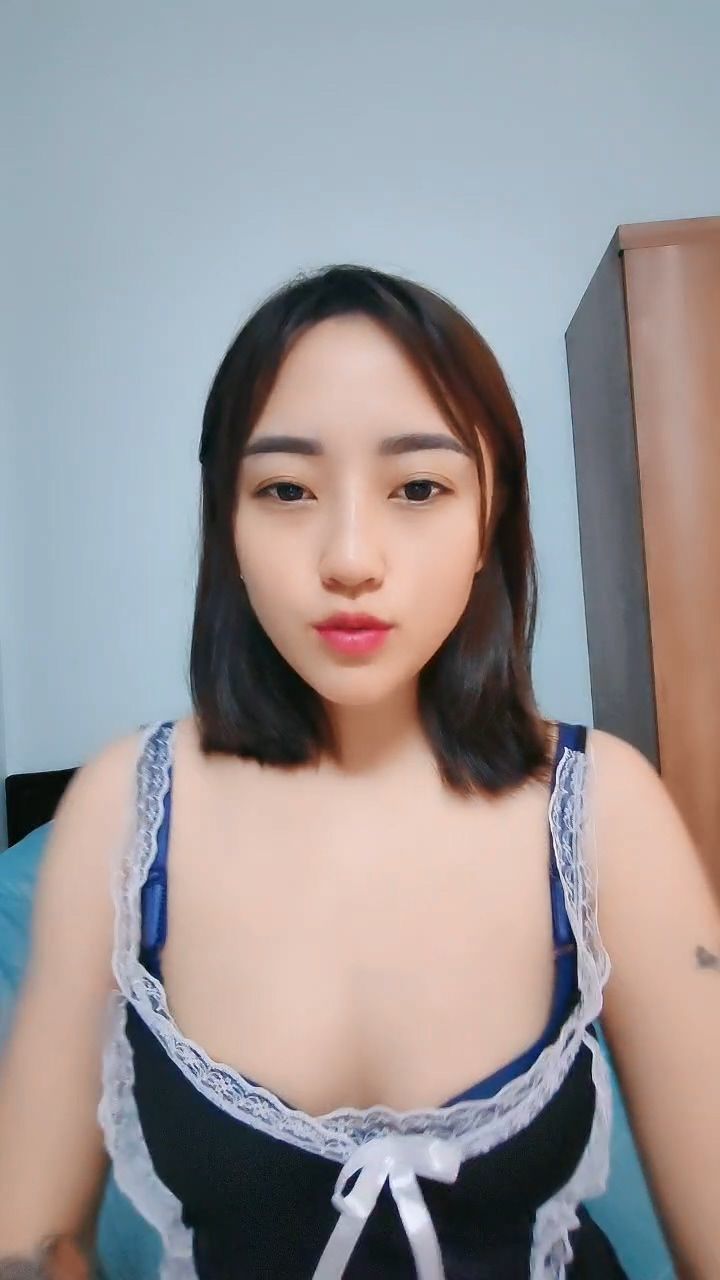 花臂女仆露脸白丝小骚逼镜头前的诱惑，淫声荡语互动撩骚听指挥 The flowerarmed maid shows her face and her little pussy in white stockings is seduced in front of the camera. She makes lewd comments and interacts with her and listens to the command.