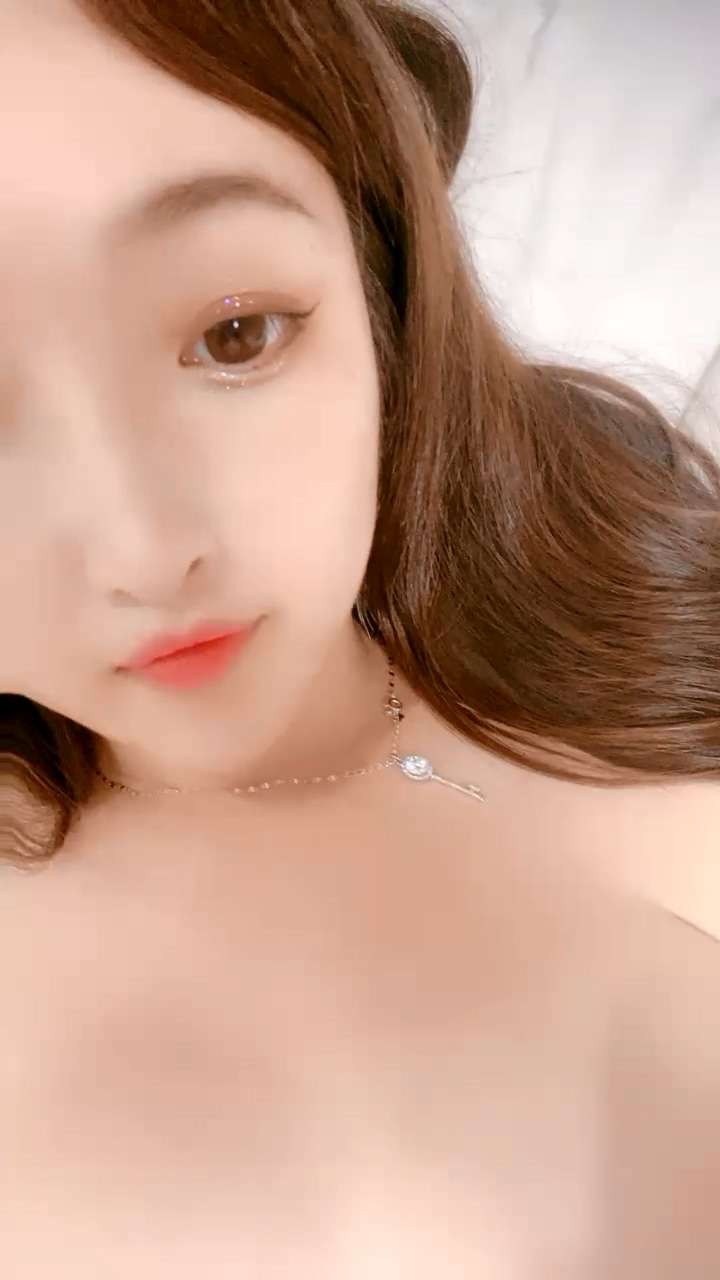 高颜值露脸极品妹子深夜诱惑 The best looking girl shows her face and seduces her late at night