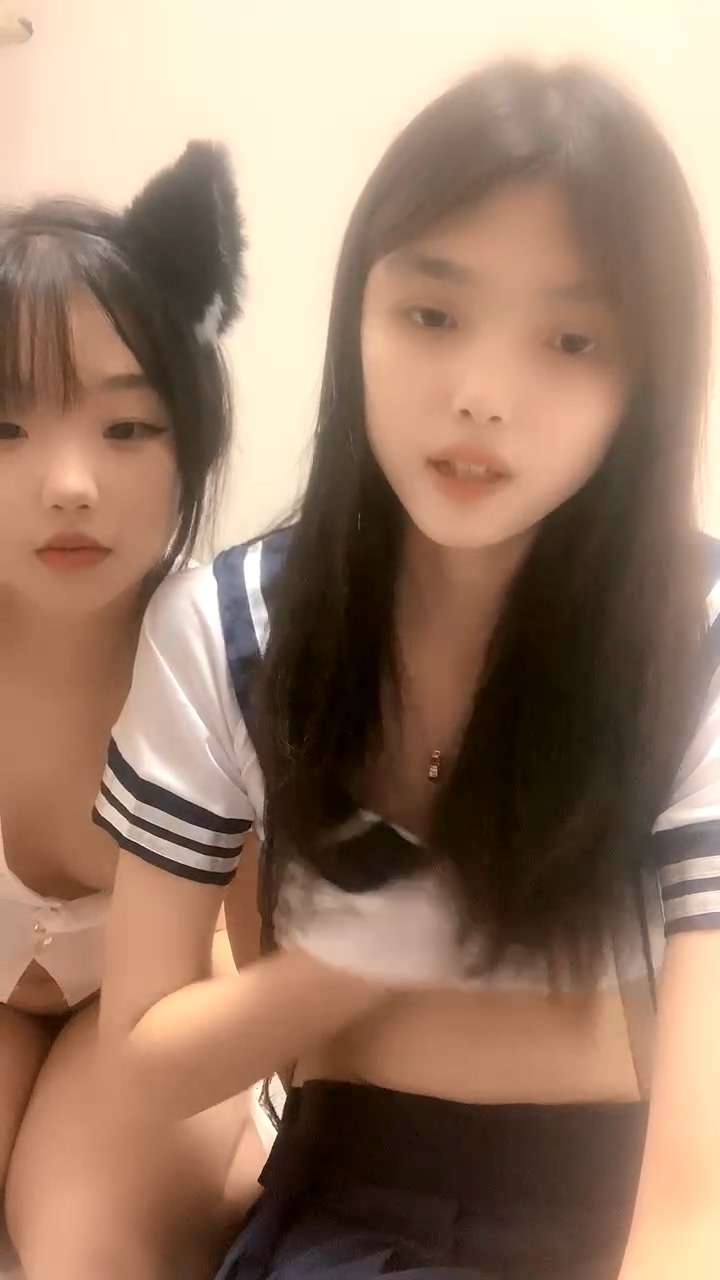 三个极品黑丝制服小靓妹跟两个排骨小哥激情 Three pretty girls in topnotch black stockings are passionate about two guys with ribs