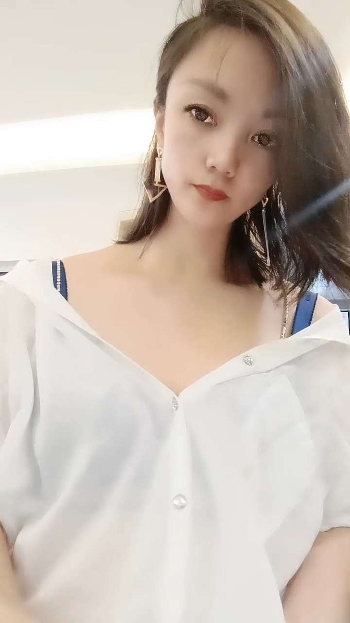 骚娘子在家衣服都没脱完就被猴急的大哥按在厨房草了 The hot lady didn't even finish taking off her clothes at home when she was pushed down in the kitchen by the anxious big brother.