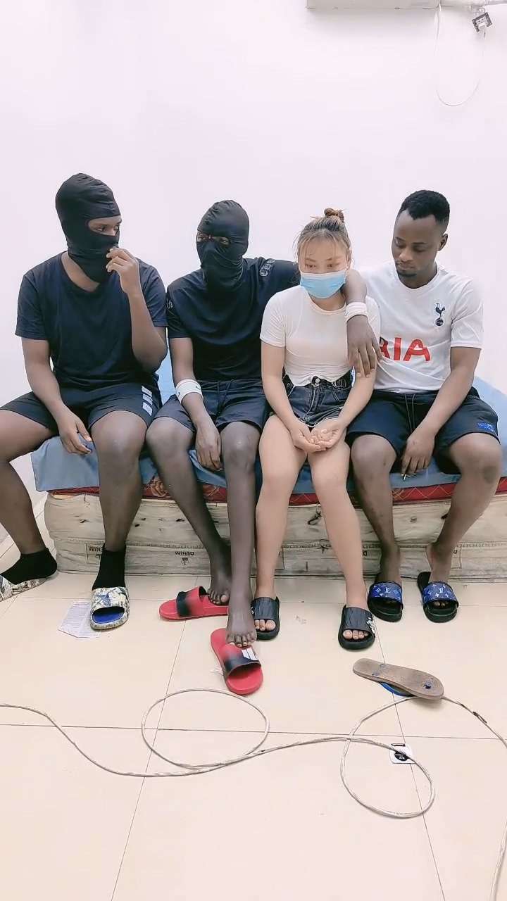 皮肤白皙露脸让黑鬼蹂躏，大粗鸡巴一点都不怜香惜玉 The fairskinned face is ravaged by niggas, and the thick cock shows no pity at all.