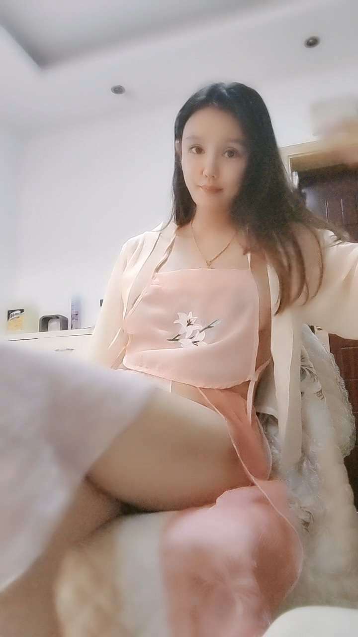 极品少妇，全程露脸跟好姐妹一起伺候大哥的鸡巴 The best young woman, showing her face the whole time, serving her big brother's cock with her good sisters