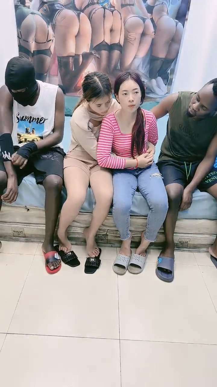 两个大老黑蹂躏两个白嫩少女，全程露脸疯狂又刺激 Two black men ravage two fair and tender girls, showing their faces throughout the whole process, which is crazy and exciting