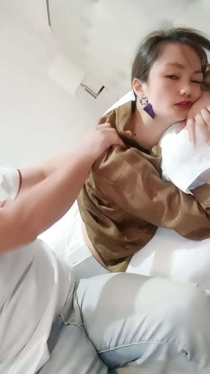 中年骚妇酒店私人按摩师，按着按着慢慢扒光骚逼 The middleaged slut hotel&rsquo;s personal masseuse slowly strips her pussy naked by pressing it