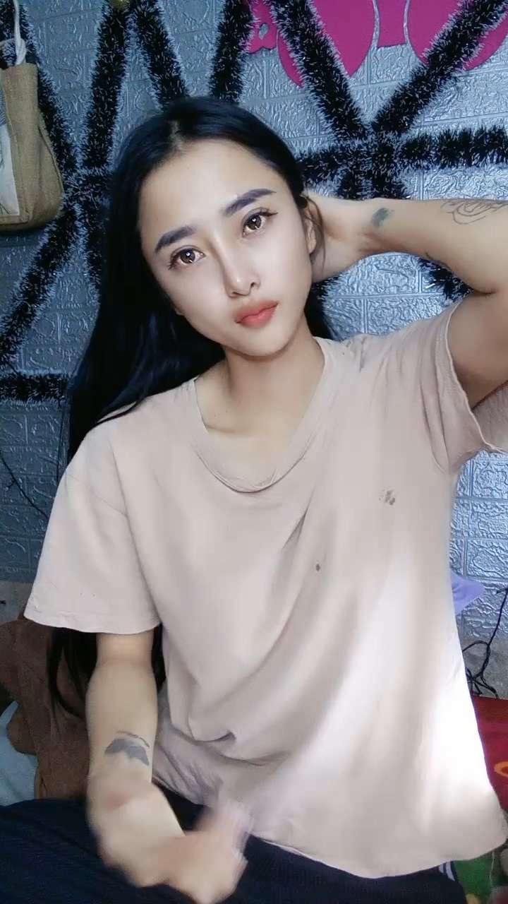 化好妆美美哒口交大鸡巴，激情上位无套抽插 Put on makeup and give a beautiful blowjob to a big cock, passionately on top and fucked without a condom