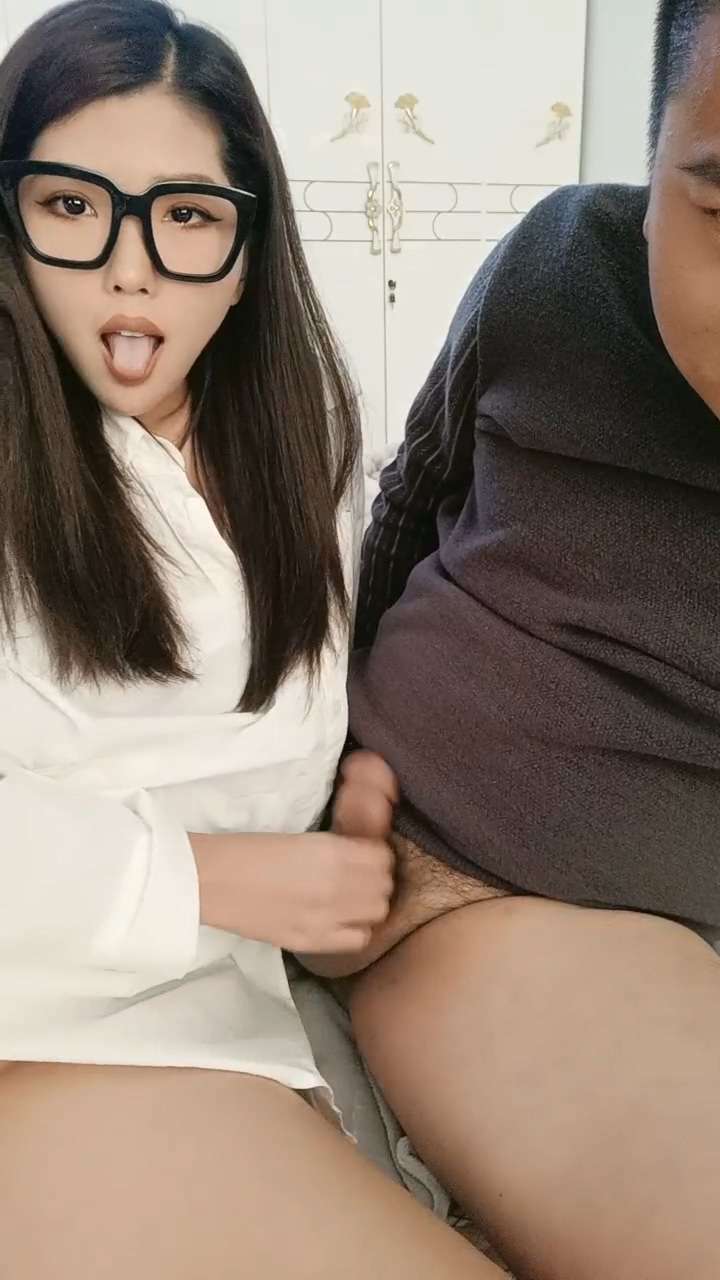 大哥的极品骚女友，全程露脸风骚的大奶子，让大哥揉奶玩逼 The eldest brother&rsquo;s extremely sexy girlfriend showed off her coquettish big breasts throughout the whole process, letting the eldest brother rub her breasts and play with her pussy