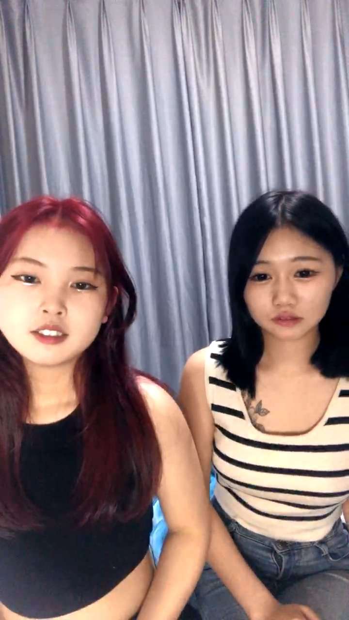 风骚的姐妹花露脸激情4P让小哥玩弄，揉奶抠逼道具搅拌，浪叫不止 The coquettish sisters showed their faces for a passionate 4P and let their little brother play with them. They rubbed their breasts, pulled out their pussy and stirred them with props, making them moan incessantly.