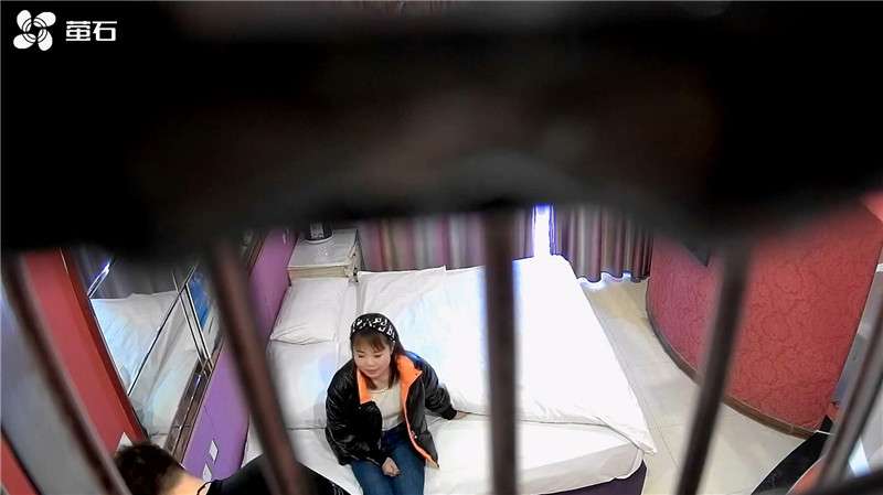 中年大叔酒店约炮丰满美少妇 Middleaged man hooks up with plump and beautiful young woman in hotel