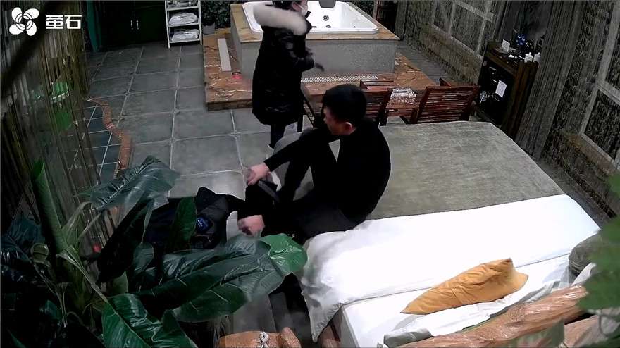 大叔浴缸房约炮身材苗条的少妇 Uncle hooks up with slim young woman in bathtub room