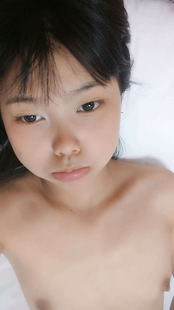 奶子还没发育的学妹露脸跟小哥开房啪啪 The schoolgirl whose breasts have not yet developed shows her face and has sex with her brother in a room