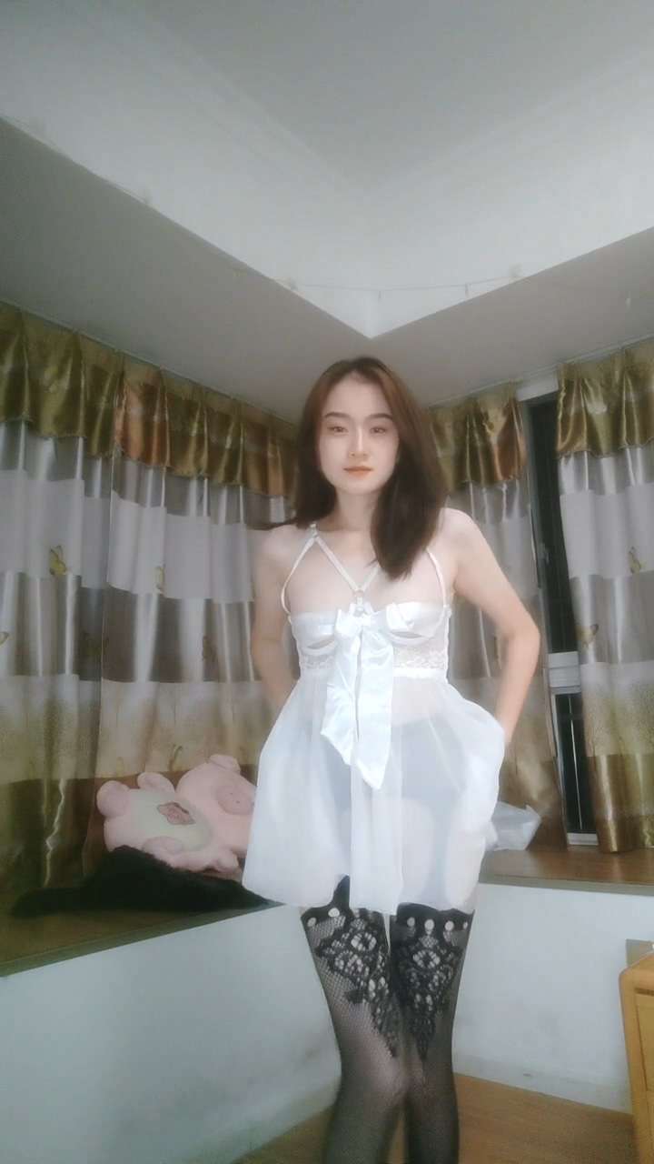 温柔妩媚娘露脸黑丝诱惑大秀直播用小嘴伺候大哥的大鸡巴 The gentle and charming girl showed her face in black stockings and seduced her in a live broadcast. She used her small mouth to serve her brother's big cock.