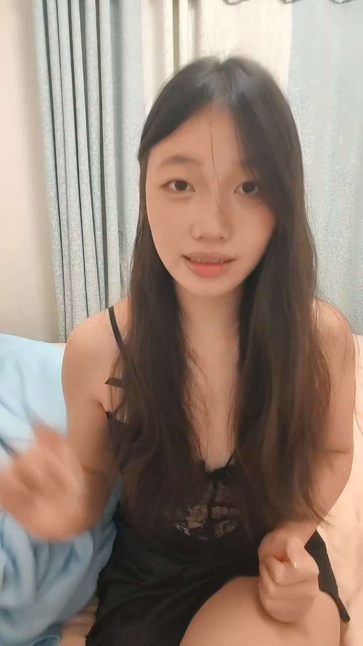 风骚妹子下海穿上情趣装诱惑主人 The coquettish girl goes to the sea and puts on sexy clothes to seduce her master