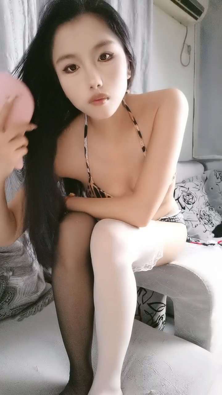 极品风骚人妻，射完用避孕套蹭逼，玩的真刺激好骚 The ultimate coquettish wife rubs her pussy with a condom after ejaculation, it&rsquo;s so exciting and sexy