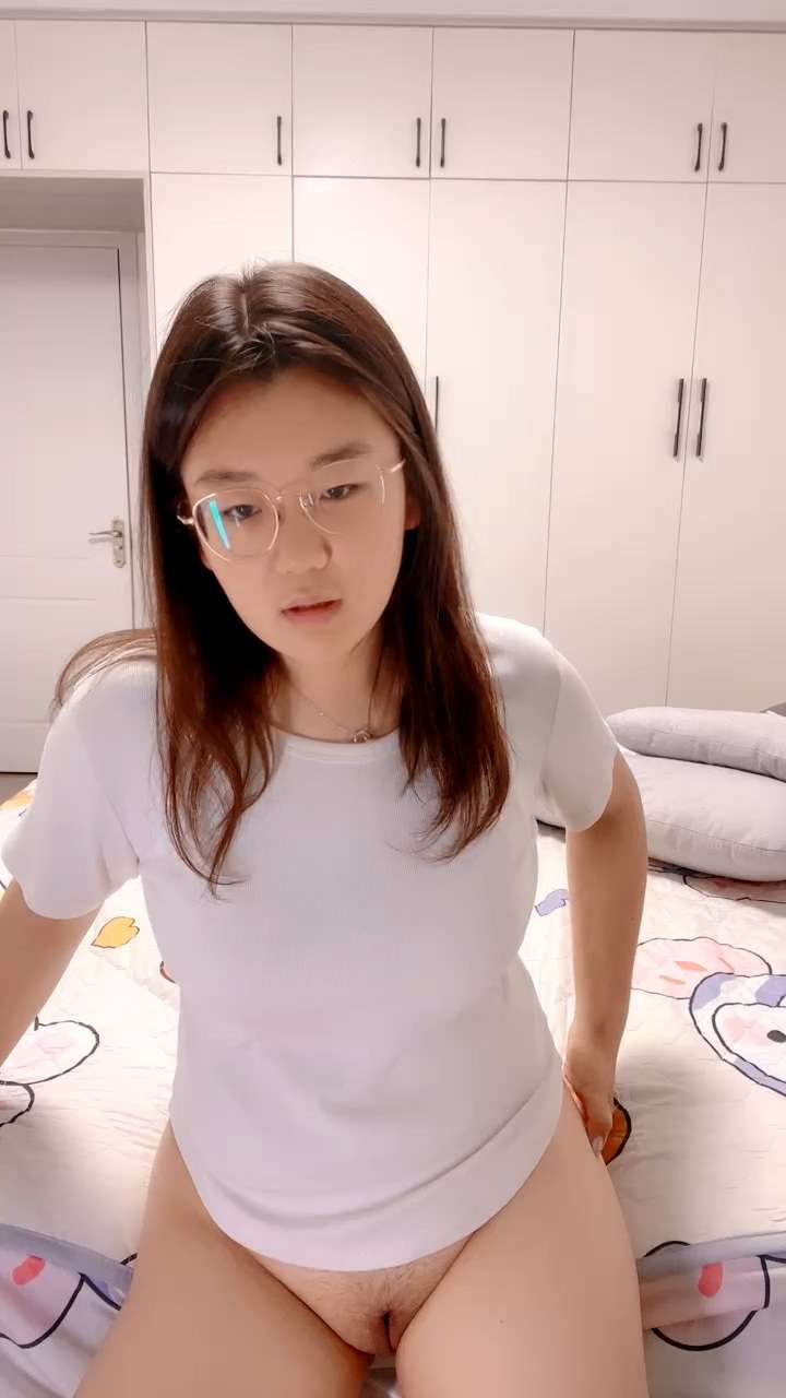 蝴蝶逼微胖大奶萌妹很会享受，让小哥舔弄骚穴表情好骚 The cute girl with butterfly pussy, slightly chubby and big breasts enjoys it very much. Her expression is so sexy when the guy licks her cunt.