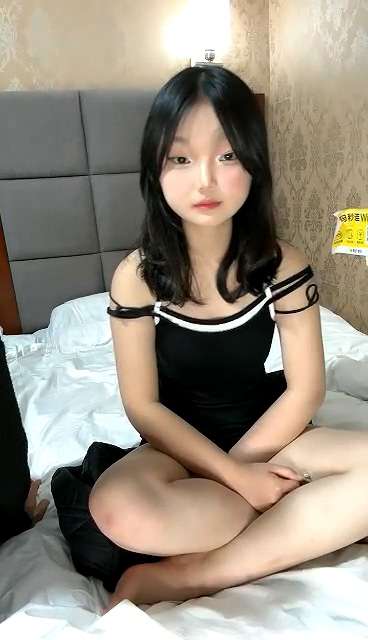 年轻小妹被渣男带到酒店玩弄，全程露脸脱光了发骚舔鸡巴 The young girl was taken to the hotel by the scumbag and played with. She took off her clothes and licked his cock.