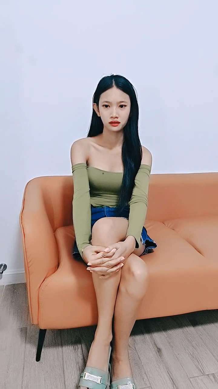 大鸡巴小哥双飞两个极品嫩妹，各种体位爆草蹂躏好刺激 The guy with the big dick fucked two top girls together, they fucked them in various positions and it was so exciting