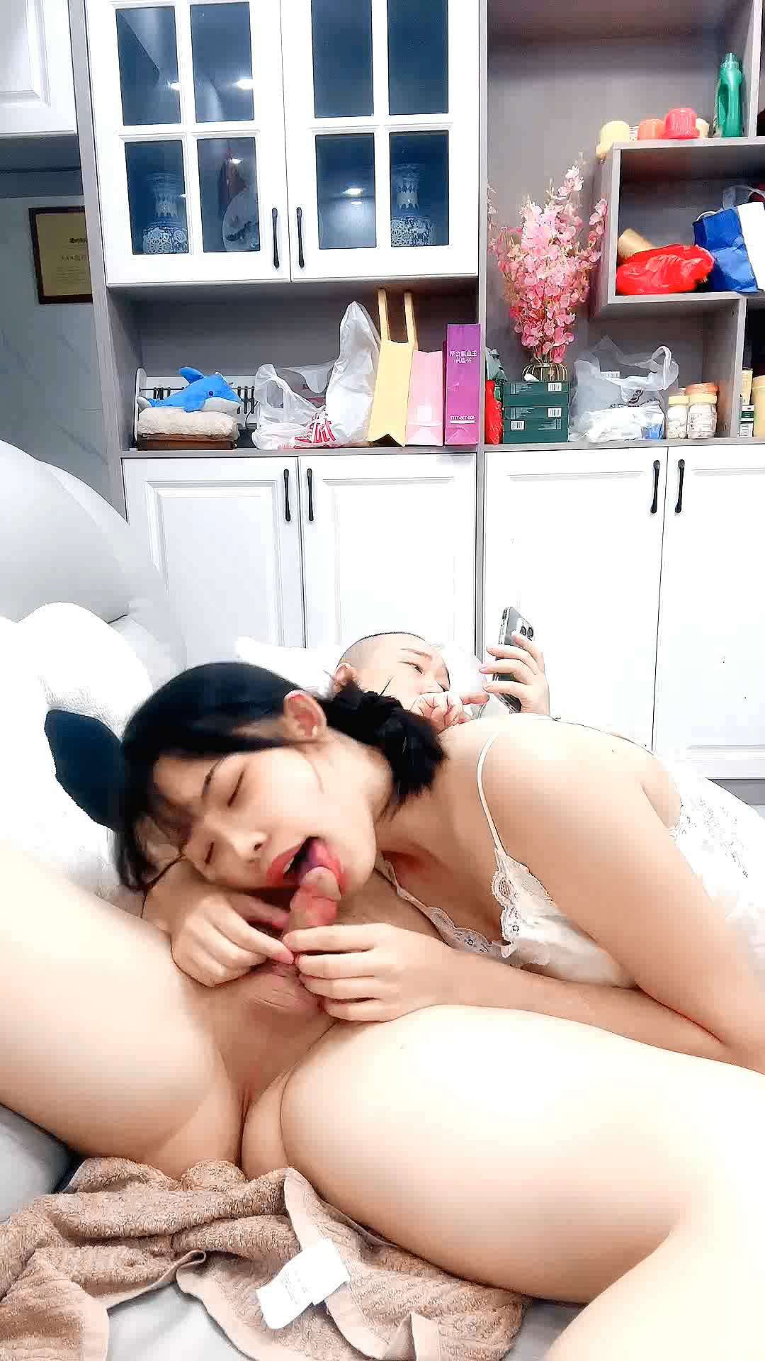玩的很开的小骚妻，激情上位爆草菊花 The little hotwife who has a lot of fun, passionately fucks her anus