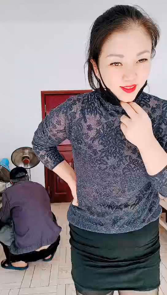 风骚大姐勾搭收破烂的老大爷，揉奶玩逼69舔弄 The coquettish elder sister hooks up with the old man who collects rags, rubs her breasts, plays with her pussy 69 and licks it