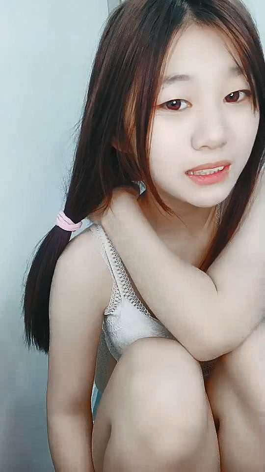 恋爱脑小女生露脸跟男友深夜激情啪啪被干了两次 Loveminded little girl showed her face and had passionate sex with her boyfriend late at night and was fucked twice