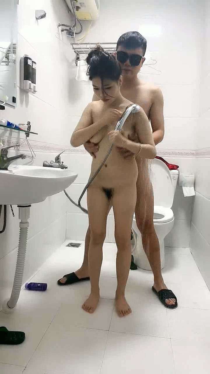 小少妇的3P生活，全程露脸先洗澡后啪啪，舔逼的活交给小弟 The young woman's threesome life, the whole process of showing her face, taking a shower and then having sex, leaving the job of licking her pussy to her younger brother