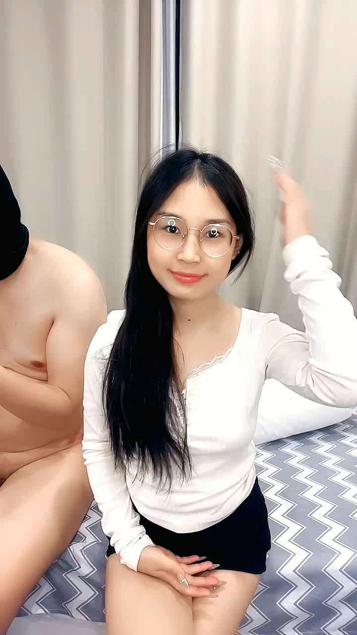 良家小少妇露脸深夜镜头前让大哥玩弄给狼友看，激情啪啪口交大鸡巴 A young lady from a good family shows her face in front of the camera late at night and lets her big brother play with her for the wolf friends to watch. She gives a passionate blowjob to a big dick.