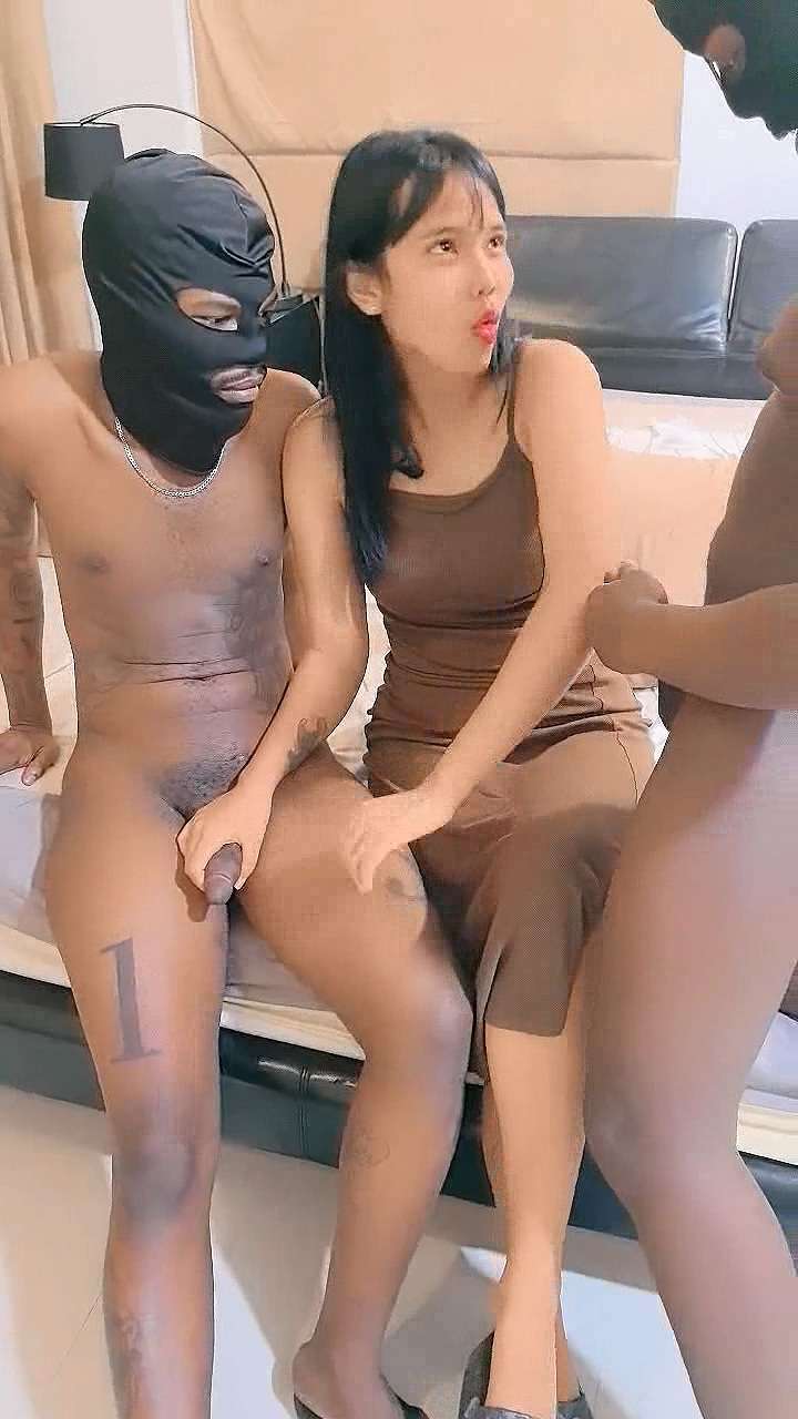 黑鬼的群P生活，听大哥指挥玩弄几个风骚小妹，无毛白虎逼 The nigger's group life, listening to the big brother's command and playing with several coquettish girls, hairless white tiger pussy