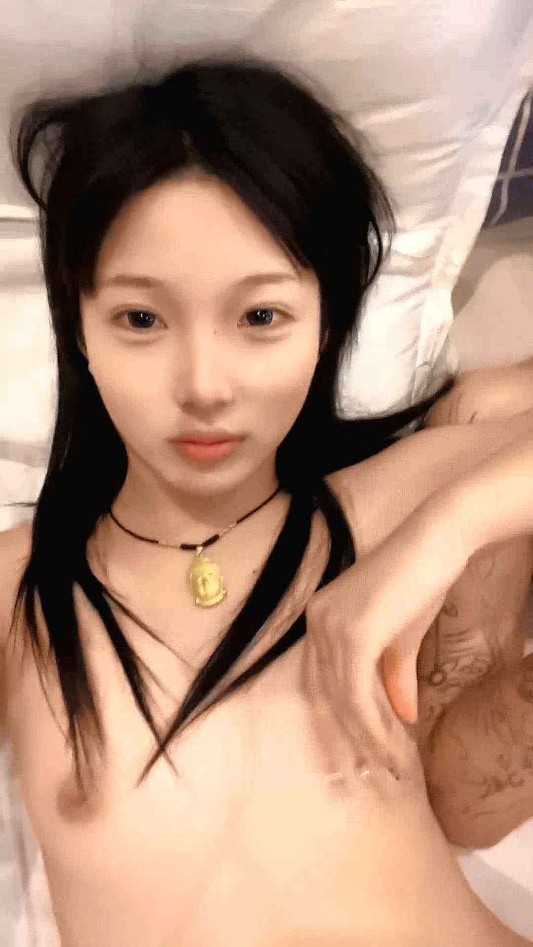 白桃味的小姑娘露脸被纹身小哥干了，颜值不错 The peachflavored girl showed her face and was fucked by the tattooed guy. She looks good.