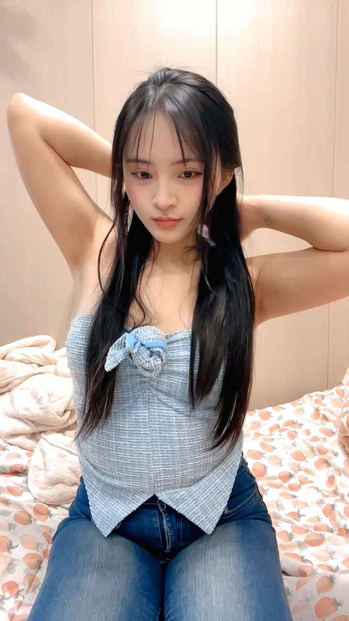 穿牛仔的小少妇露脸伺候黄毛小哥哥啪啪做爱，口交足交激情上位 The young woman in jeans shows her face and serves the yellowhaired brother to have sex, giving her oral sex and footjob passionately.