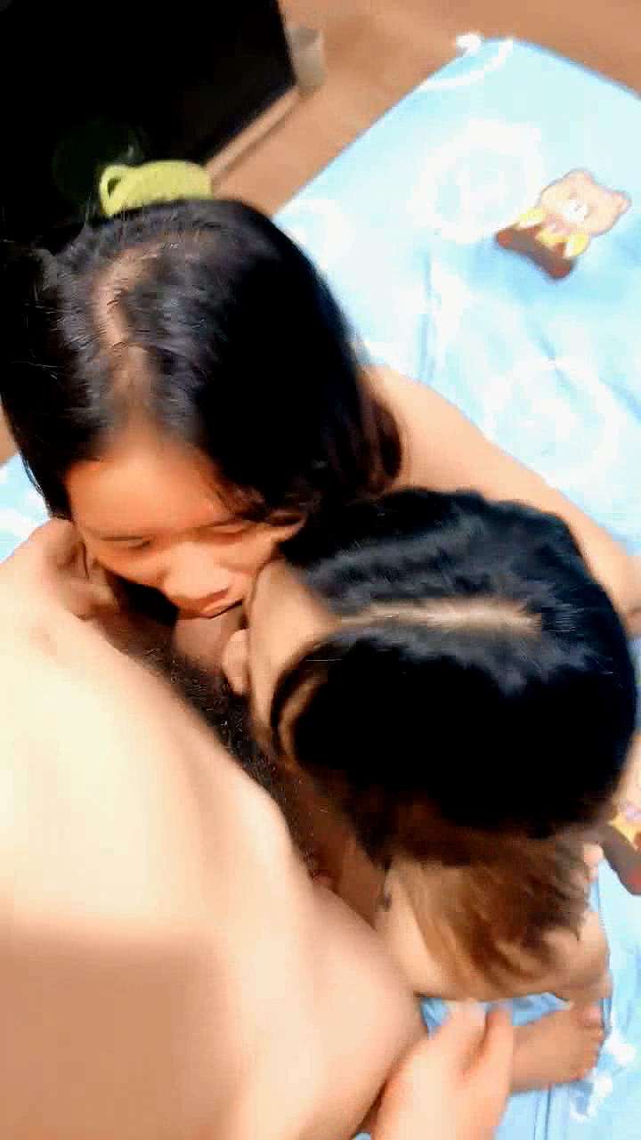 大哥太坏了让两个年轻小妹一起舔弄大鸡巴，骑在脖子上舔逼玩弄骚奶子 Brother is too bad to let the two young little girl lick the big dick together, ride on the neck to lick and play with showing milk