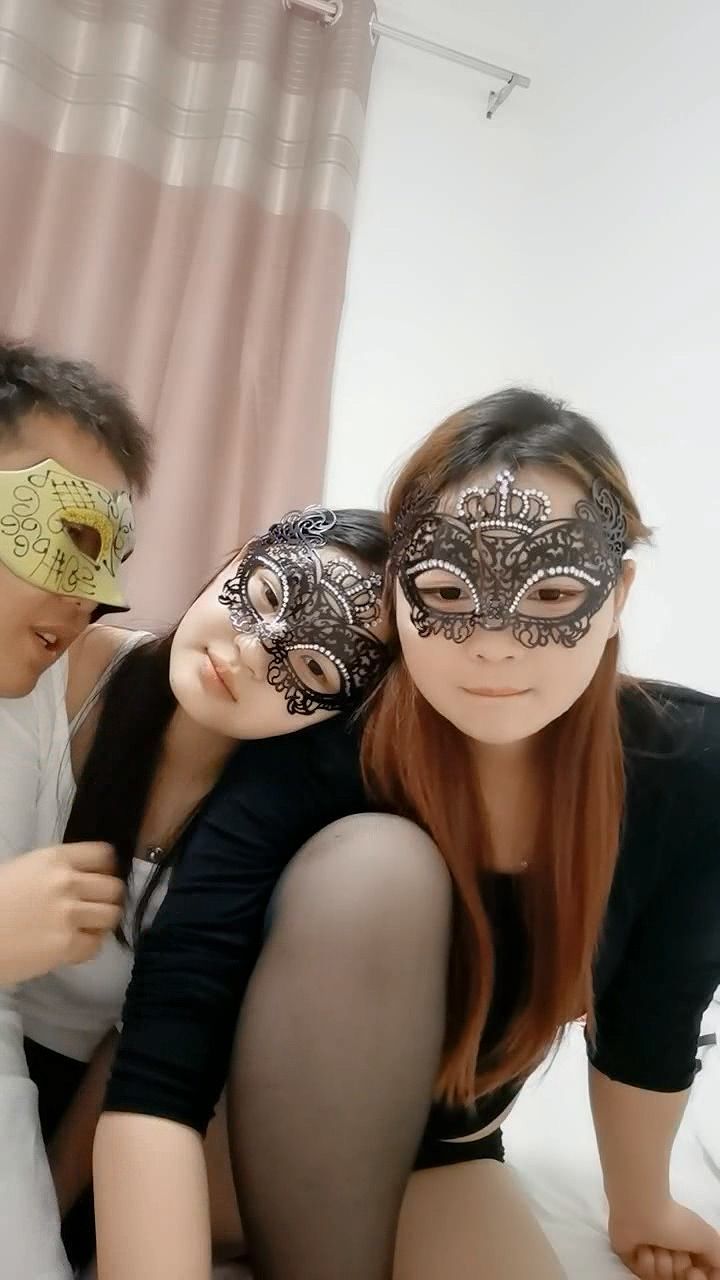 刮逼毛给狼友看，掰开骚逼看特写，压在身下轮着草真骚 Scratch your p