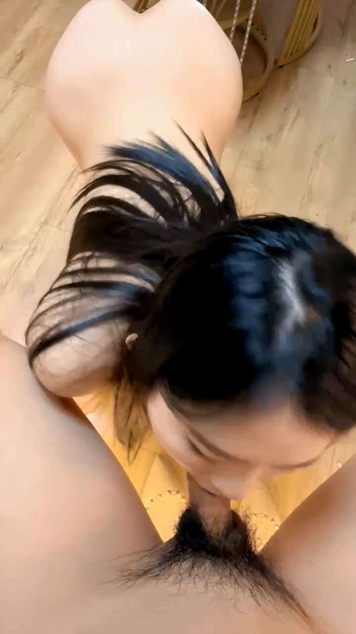 让小哥压在身下疯狂冲刺射精后跳蛋塞逼里玩弄抽插，浪叫不止真骚 Let the g