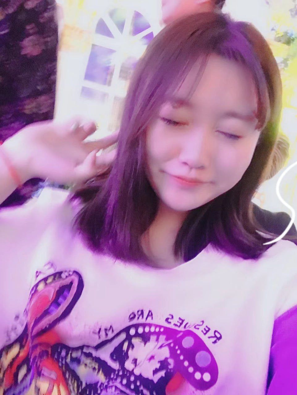 床下嫩妹子，床上骚母狗 A young girl under the bed,