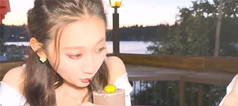 眼镜大叔和清纯女大学生的线下约会 An offline date between