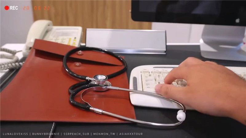 小护士一个接一个把制服脱下来故意挑衅直到全身一丝不挂 One by one, t